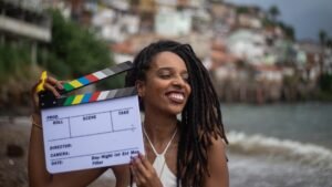 camila-de-moraes-jornalista-e-cineasta-1621265004594_v2_1920x1080