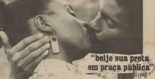 Beije sua Preta em Praça Pública